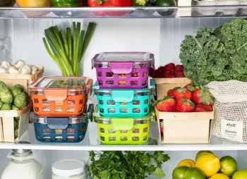 Auf dem Foto ist ein gut gefüllter Kühlschrank mit frischen Lebensmitteln in Tupperdosen.